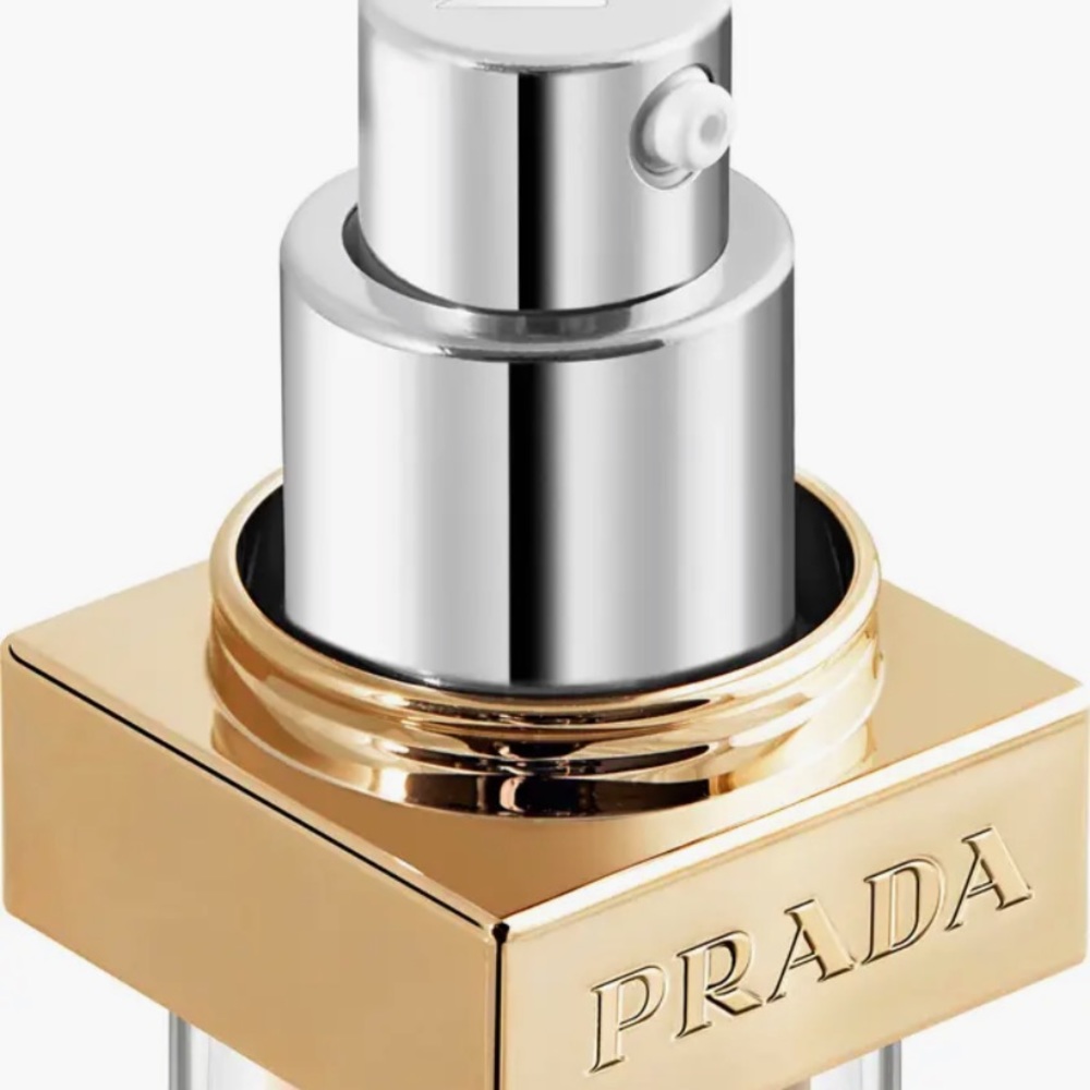 Prada . Reveal Skin Optimizing Refillable Soft Matte Foundation. New - Picture 2 of 7